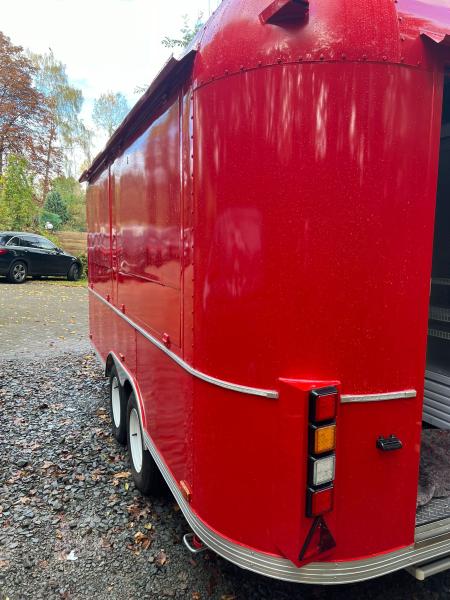 Glanzvoller Gastronomiecharakter in Rubinrot. Dieser Airstream hat eine Edelstahlausstattung, die sich manche wünschen würden.Die Länge misst 4.50 Meter - ohne Deichsel, Sonderausstattung